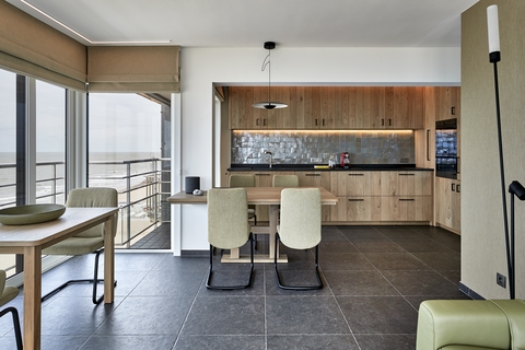 moderne keuken, open keuken, ingerichte keuken, leefkeuken, keuken met kookeiland, keuken met bar, keuken met barkrukken, houten keukenkasten, witte keuken, luxe keuken, stijlvolle keuken, lichtrijke keuken, keuken met veel licht, grote ramen, appartement met open keuken, appartement met moderne keuken, instapklaar appartement, gerenoveerd appartement, moderne afwerking, keuken met terras, keuken met balkon, open leefruimte, modern interieur, strak interieur, hedendaags appartement.