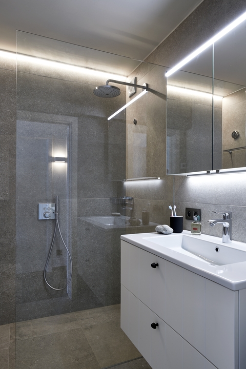 moderne keuken, open keuken, ingerichte keuken, houten keuken, zwarte keuken, keuken met houtaccenten, keuken met eiland, kookeiland, keuken met bar, keuken met barkrukken, luxe keuken, stijlvolle keuken, lichtrijke keuken, keuken met groot raam, keuken met terras, keuken met tuinzicht, open leefruimte, modern interieur, strak interieur, hedendaagse afwerking, keuken met ingebouwde toestellen, keuken met inbouwapparatuur, keuken met spoelbak, keuken met oven, instapklare woning, gerenoveerde woning