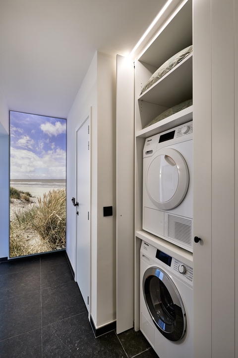 moderne keuken, open keuken, ingerichte keuken, houten keuken, zwarte keuken, keuken met houtaccenten, keuken met eiland, kookeiland, keuken met bar, keuken met barkrukken, luxe keuken, stijlvolle keuken, lichtrijke keuken, keuken met groot raam, keuken met terras, keuken met tuinzicht, open leefruimte, modern interieur, strak interieur, hedendaagse afwerking, keuken met ingebouwde toestellen, keuken met inbouwapparatuur, keuken met spoelbak, keuken met oven, instapklare woning, gerenoveerde woning